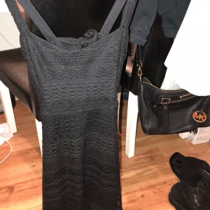  - Säljer en fin svart klänning använd endast en gång köptes för 300 kr. Bra skick och väldigt söt till sommaren