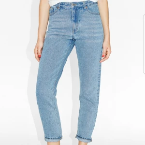  - Helt nya assnygga mom jeans från monki. OBS: Det är färgen på bild nr 2 byxorna är i. Men samma modell som bild 1. Frakt ingår i priset. Prislappen sitter kvar 