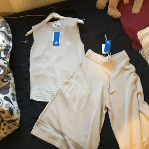 - Ett set från Adidas. Aldrig använt förutom provat hemma. 500 för båda delar eller 250 för överdel och 350 underdel! ✨🌟❤️