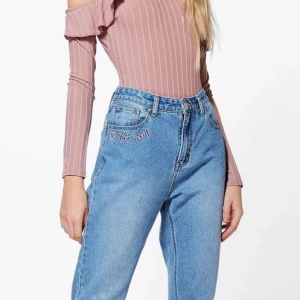  - Ett par jättefina highwaisted mom jeans från boohoo som aldrig är använda endast provade en gång. Skickades efter i somras men passade tyvärr inte ☹️ skicka meddelande om du vill ha andra bilder då dessa är tagna direkt från boohoos sida (priset kan diskuteras)