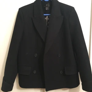  - HM kollektionsjacka i 80% ull. Använd vid fem tillfällen, den är väldigt varm. Köptes för 1200 kronor