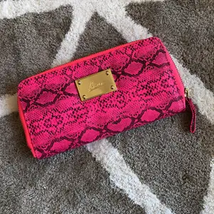 En rosa plånbok. Aldrig använd! 