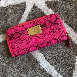  - En rosa plånbok. Aldrig använd! 