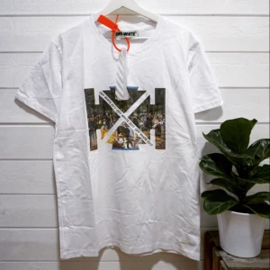  - Off-white tee. Säljer då den inte faller mig i smaken riktigt. Inte original. Aldrig använd, fortfarande i påsen. Frakt ingår i priset