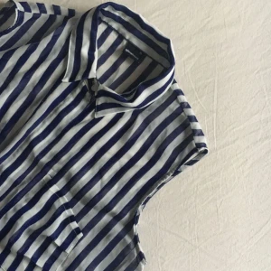  - Superskön, lite transparent blus/skjorta. En knapp är lite trasig men den gömmer sig! Frakt tillkommer 🌿