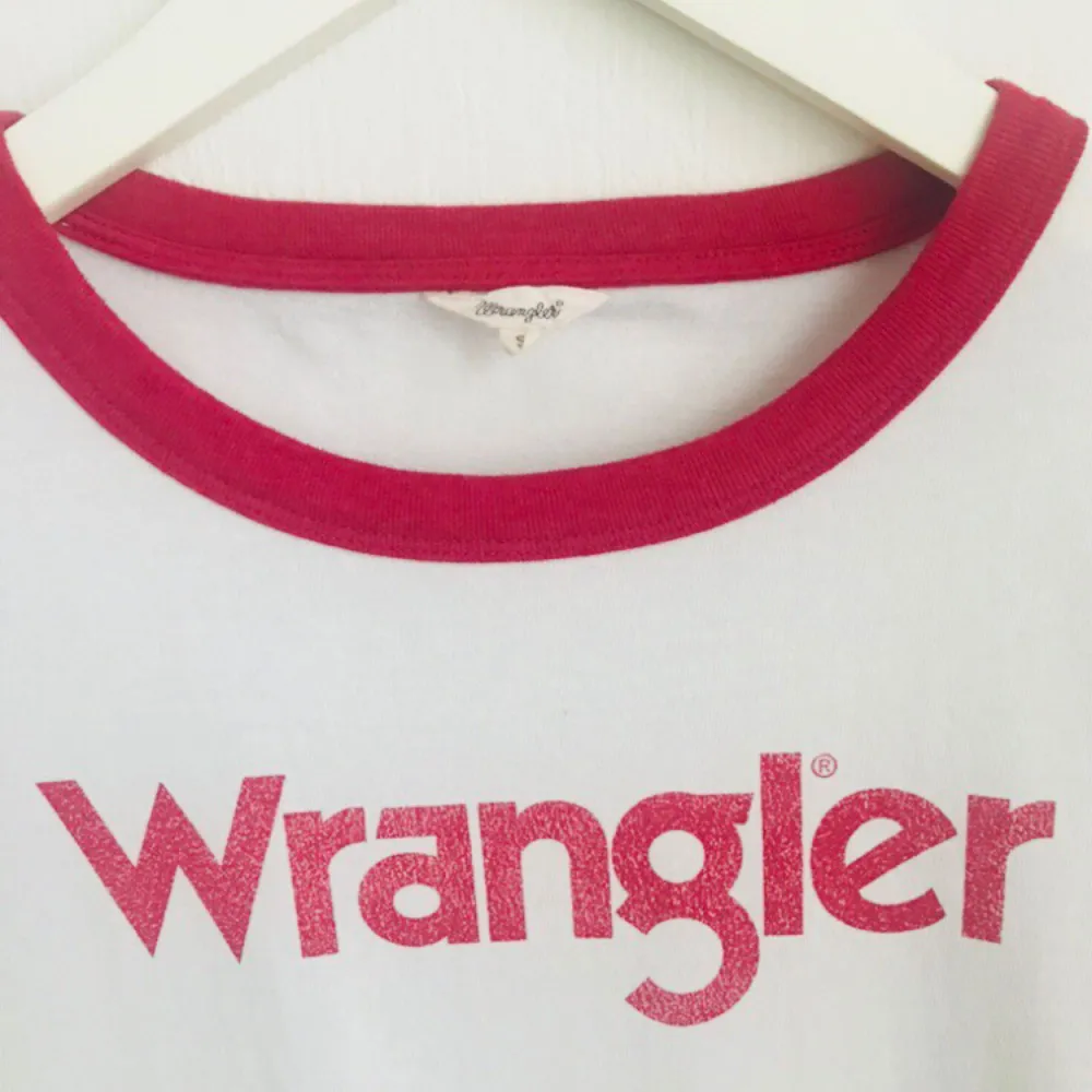 En fräsch wrangler t-shirt retro kabel, använd fåtal gånger! 50% bomull 50%polyester 💃🏼 ordinarie pris 300kr, mitt pris 150.  . T-shirts.