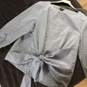  - NYTT PRIS - Jättefin randig blus som du själv knyter i midjan. Köpt förra sommaren på Lindex. Använd några gånger men i gott skick. Frakt tillkommer, alt möts vi upp i Göteborgsområdet. 