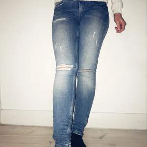 Supersnygga jeans med slitningar. Dragkedja i slutet av benet. Stretchigt tyg. OBS! Bra pris fixas vid köp av flera varor