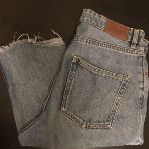  - Jeans från monki. Kimono high relaxed i snygg färg! 