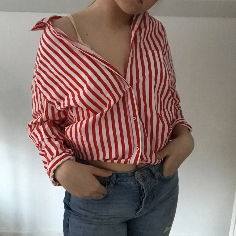 Röd, vit randig skjorta från Zara, aldrig använd & sååå snygg enligt mig :) . Skjortor.