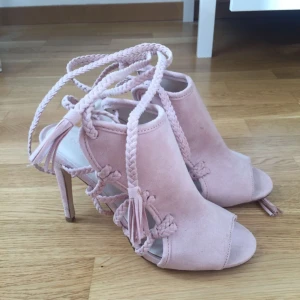  - Helt oanvända klackar från NAKD! Färgen är ljusrosa! Har ett par likadana i svart om det kan va till intresse! Även dom är oanvända. Klacken är ca 9 cm hög! Och man knyter skon runt vristen! Köparen står för frakt 