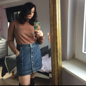  - NYTT PRIS - Skitsnygg 70s-inspirerad kjol säljes p.g.a för stor för mig. Använt en del men det märks inte alls. Den är lite skrynklig på bilden (är för lat för att stryka lol) men har inga skavanker. Frakt tillkommer, alt. kan vi mötas i Göteborgsområdet!