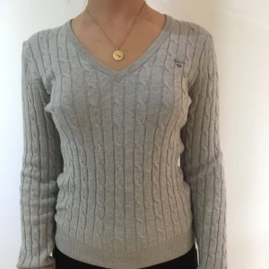  - Knappt använd gant tröja, v-ringad. Ca 1 år gammal. Kvitto finns. 