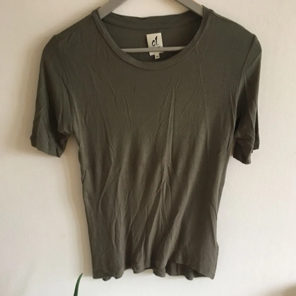 Sååå skön tröja från carlings i olivgrön färg. Ribbat tunt material. . T-shirts.