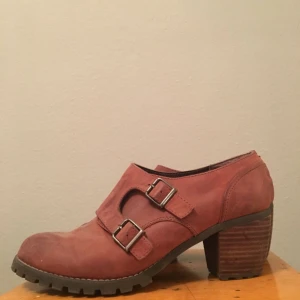  - Jättefina skor passar storlek 39.  Närapå oanvända och fin kvalitet, sitter supersnyggt på.  Kommer från Scorette. Troligen läder, riktigt kap.  Stor garderobsrensning kolla gärna in mina andra annonser. Lycka till med budgivningen!