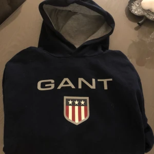  - Äkta Gant herr tröja, nyskick. Mörk blå. Pris 250