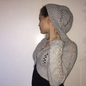  - Kort stickad kofta/bolero med luva från ONLY. Fina stickade detaljer. Strl M men passar S. Plagget är i mycket bra skick.