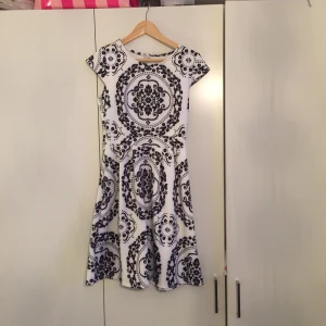 - Snygg sommarklänning i storl SM! Stretch klänning! Hel o fin! Köparen står för frakten! 