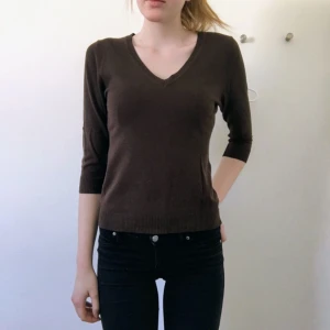  - Mörkbrun mysig tröja🍀 Står storlek L på den men passar S myclet bättre ~ köparen står för frakten