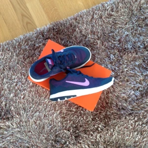  - Nya Nike skor i kartong.