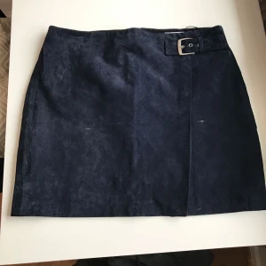  - Säljer med sorg i hjärtat denna fina blå mockakjol pga att den är lite för stor. Två små obetydliga vita fläckar på framsidan, vet ej vad de kommer ifrån. Men syns inte när man har den på sig 💎