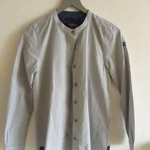 Fantastisk skjorta med ”bondekrage” från svenska snökläder. Många fina detaljer och den är bara använd 2-3 gånger! ⛵️