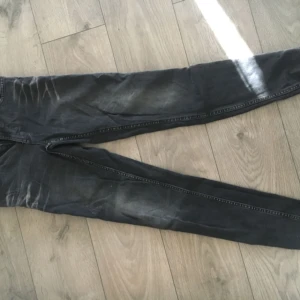  - Byxor från Lindex. Gråa med slitningar. Köpare står för fraktavgift