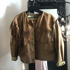  - Vintage fransjacka i äkta läder. Köparen står för eventuellt frakt. 