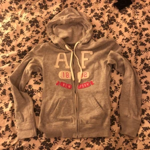  - Tjocktröja, bra skick. Strl M men passar även om du är strl S