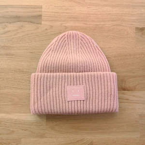  - Sjukt fin mössa från Acne studios i gammelrosa. Aldrig använd bara provad hemma. Passa på att fynda 😊 Eventuell frakt betalas av köparen😘😍😚❤️