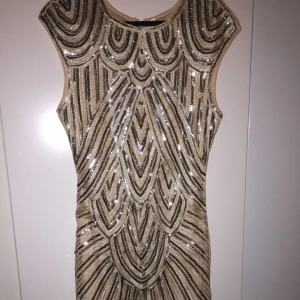  - Helt ny elegant beige festklänning. Mitt pris 300kr.