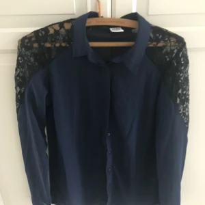  - Vera moda dark blue blouse with lac edetails on the sleeves 
