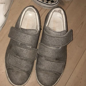  - Jättefina Acne-skor i filt i eftertraktad modell. Grå snygg färg, men säljs billigt pga lite smutsiga. Går att fixa lätt själv om man orkar.