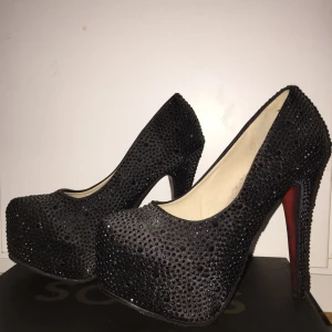  - Glittriga högklackat som jag felbeställde för ca 2 år sen. Fel storlek så aldrig använda o har bara stått i garderob sen dess. Står storlek 35 men kan passa en väldigt liten 36 också. Klacken är ca 8cm Köpare betalar eventuell frakt, möts annars upp i Lund eller Höllviken  Bilderna visar med blixt och utan