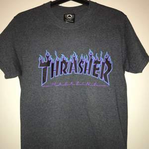 Thrasher t-shirt i storlek S från Junkyard. Knappt använd och i bra skick.  Köparen står för frakten och betalning sker via Swish 🌻