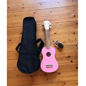 - Varför inte börja med att spela ukulele? Isåfall är den här söta rosa ukulelen en jätte bra ukulele för nybörjare ✨  Allt medföljer till den ✨  Köparen står för frakten!!📮  Katt finns i hemmet 🐈