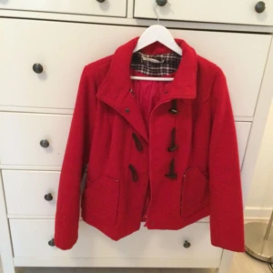  - Bra skick, Höstjacka. Från Stradivarius, mössa tillkommer.