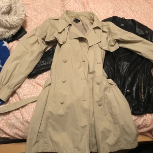  - Kappa som passar vår eller sommaren.  Knappt använd och köpt för ca 1 år sedan  Kan fraktas men köparen står för frakten  Kan även mötas upp i Gävle