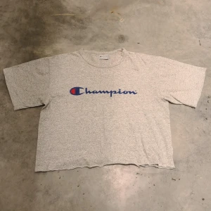  - Snygg tisha från Champion, avklippt! Snygg till jeans, kjol eller shorts 😍😍 Eventuell frakt betalas av köparen 😘🔥❤️