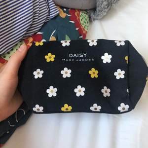 super söt necessär från marc jacobs daisy kollektion. kan användas till lite allt möjligt. jätte bra kondition :) 