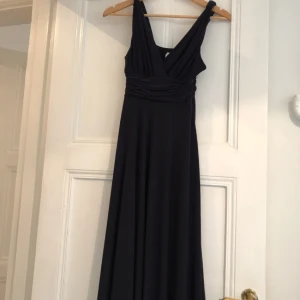  - Marinblå klänning