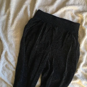  - Festliga glitterbyxor i skönt, stretchigt material. Aldrig använda! Frakt tillkommer 🌿