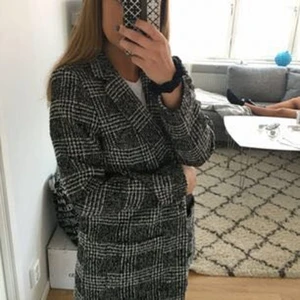  - Så snygg jacka i längre kavaj modell från Divided, HM. Snyggt mönster, perfekt vårjacka. Storlek 38. Aldrig använd lappen är kvar.  📩 💸 KÖPAREN betalar självklart frakt om varan ska skickas.