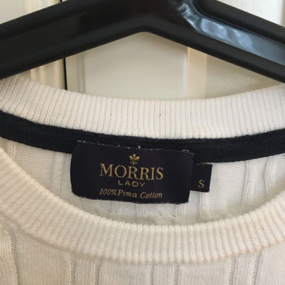 Vit kabelstickad tröja från Morris i stl S. Använd vid två tillfällen så nyskick. . Tröjor & Koftor.