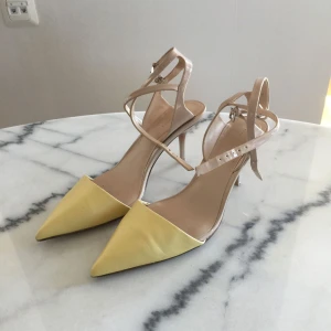  - Ett par klackar från Zara! Ljusgula lite lägre klack på dessa! Använda tre ggr! Köparen står för frakt på 50kr 