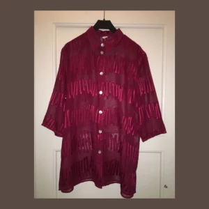  - Världens snyggaste skjorta, köpt på en Vintage butik i Berlin. Den e semi-genomskinlig med mönster i vinröd färg. Hur man än stylear den ser det bra ut, its fkn magic🤔 Frakten betalas av köparen eller så möts vi upp i Stockholm🦋