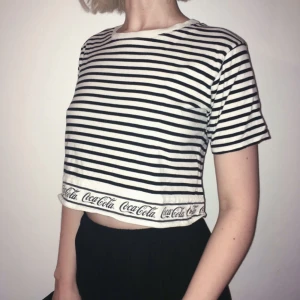  - Croppad t-shirt får Coca-Cola. Köpt i Japan.  20krfrakt