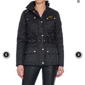  - Säljer en knappt använd Barbour jacka i storlek S. Pris kan diskuteras vid snabb affär. Hör av er ofall ni har några frågor eller funderingar