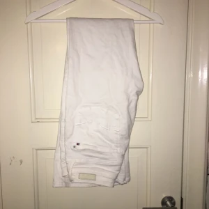  - Tommy Hilfiger flare jeans vita, provade en gång säljer pga för stora , nypris 1300, är inte omöjlig med pris sänkning