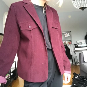  - Vinröd kavaj/jacka köpt second hand. Möts upp i Stockholm annars tillkommer frakt! 